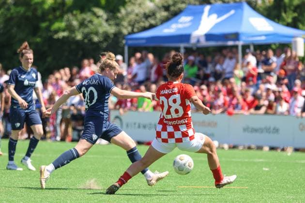 09.06.2024, xusrbx, Fussball 2.Bundesliga Relegation, FSV Mainz 05 Damen - VfL Bochum Damen emspor, v.l.: Amelie Foelsing (VfL Bochum, 20), Ebru Uzungueney (1.FSV Mainz,C 28), (DFL DFB REGULATIONS PROHIBIT ANY USE OF PHOTOGRAPHS as IMAGE SEQUENCES and or QUASI-VIDEO) Mainz