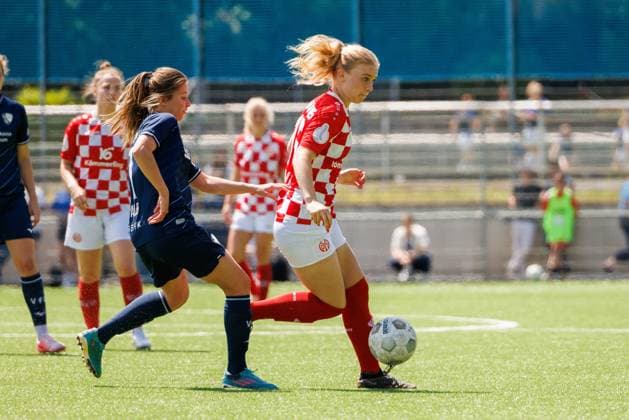 Aufstiegsspiel 2. Frauen-Bundesliga; 1. FSV Mainz 05 - VfL Bochum 1848; Mainz, 09.06.2024 Anna Maiwald (VFL Bochum 1848 Frauen 11); Cecilia Way (1. FSV Mainz 05 15) Aufstiegsspiel 2. Frauen-Bundesliga; Hinspiel; 1. FSV Mainz 05 - VfL Bochum 1848; Mainz, 09.06.2024