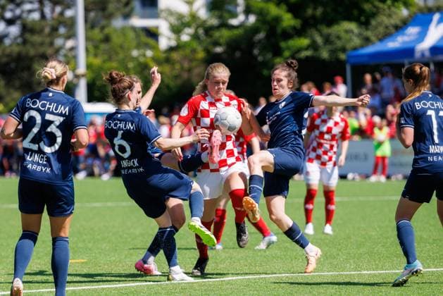 Aufstiegsspiel 2. Frauen-Bundesliga; 1. FSV Mainz 05 - VfL Bochum 1848; Mainz, 09.06.2024 Cecilia Way (1. FSV Mainz 05 15) wird in dieser Szene gleich von 3 Bochummerinnen am Strafraum gestellt; unter anderem Janine Angrick (VFL Bochum 1848 Frauen 6) und Alina Angerer (VFL Bochum 1848 Frauen 24) Aufstiegsspiel 2. Frauen-Bundesliga; Hinspiel; 1. FSV Mainz 05 - VfL Bochum 1848; Mainz, 09.06.2024