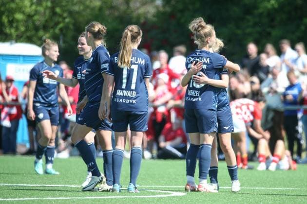 09.06.2024, xusrbx, Fussball 2.Bundesliga Relegation, FSV Mainz 05 Damen - VfL Bochum Damen emspor, v.l.: die Spieler von VfL Bochum, nach dem Spiel, (DFL DFB REGULATIONS PROHIBIT ANY USE OF PHOTOGRAPHS as IMAGE SEQUENCES and or QUASI-VIDEO) Mainz