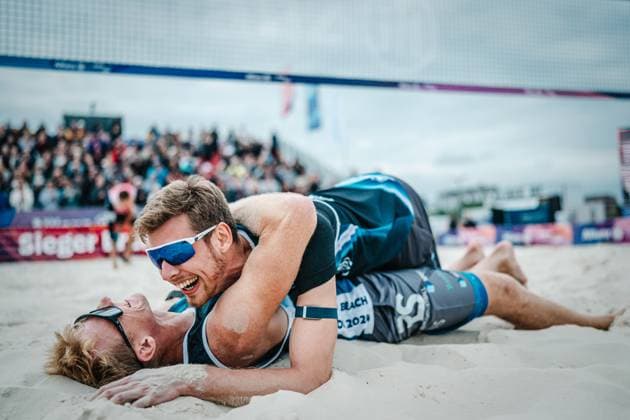 Sport Themen der Woche KW23 Sport Bilder des Tages Beachvolleyball Männer German Beach Tour 2024 Tourstop Bremen 09.06.2024 Jonas Reinhardt (unten) und Milan Sievers (oben) gewinnen das Turnier in Bremen Bremen Waterfront Bremen Deutschland *** Beach volleyball men German Beach Tour 2024 Tourstop Bremen 09 06 2024 Jonas Reinhardt below and Milan Sievers above win the tournament in Bremen Bremen Waterfront Bremen Germany