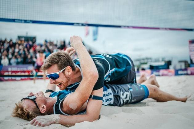 Beachvolleyball Männer German Beach Tour 2024 Tourstop Bremen 09.06.2024 Jonas Reinhardt (unten) und Milan Sievers (oben) gewinnen das Turnier in Bremen Bremen Waterfront Bremen Deutschland
