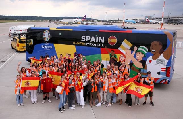 BAU 09.06.2024 Stuttgart Fußball EM Ankunft der spanischen Nationalmannschaft am Stuttgarter Flughafen, spanische Austauschschülerinnen des Gymnasiums aus Silmingen , die von Uefa eingeladen wurden