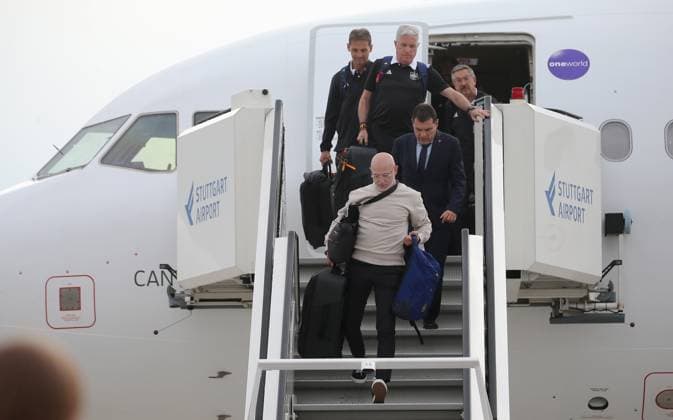 BAU 09.06.2024 Stuttgart Fußball EM Ankunft der spanischen Nationalmannschaft am Stuttgarter Flughafen, Trainer Luis de la Fuente (vorn) steigt aus dem Flieger