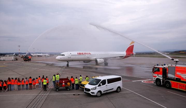BAU 09.06.2024 Stuttgart Fußball EM Ankunft der spanischen Nationalmannschaft am Stuttgarter Flughafen, die Feuerwehr begrüßt das spanische Team mit einer Wasserdusche