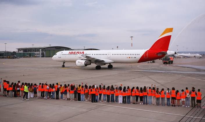 BAU 09.06.2024 Stuttgart Fußball EM Ankunft der spanischen Nationalmannschaft am Stuttgarter Flughafen, spanische Austauschschülerinnen des Gymnasiums aus Silmingen , die von Uefa eingeladen wurden, begrüßen ihr Team