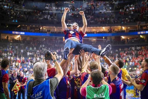 Bilder des Jahres 2024, Sport 06 Juni Sport Themen der Woche KW23 Sport Bilder des Tages 09.06.2024, Köln, Handball, TruckScout24 EHF FINAL4, Machineseeker Champions League Men, Lanxess-Arena, Finale, Aalborg Handbold - FC Barcelona, Barca Der FC Barcelona gewinnt mit 31:30. Siegerehrung Sieger Meister Meisterfeier Siegerehrungspodest Freude Jubel Jubelnd. Nordrhein-Westfalen Deutschland *** 09 06 2024, Cologne, Handball, TruckScout24 EHF FINAL4, Machineseeker Champions League Men, Lanxess Arena, Final, Aalborg Handbold FC Barcelona FC Barcelona wins with 31 30 Award ceremony Winner Champion Champion celebration Award ceremony podium Joy Cheering Cheering North Rhine-Westphalia Germany