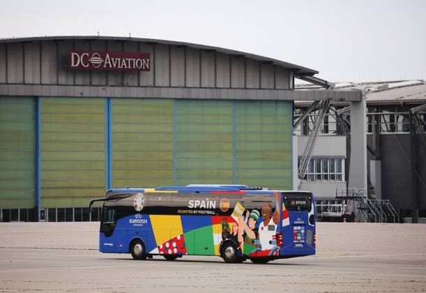 BAU 09.06.2024 Stuttgart Fußball EM Ankunft der spanischen Nationalmannschaft am Stuttgarter Flughafen, der spanische Bus