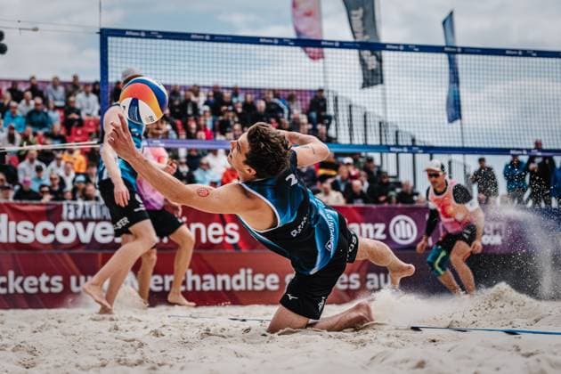 Beachvolleyball Männer German Beach Tour 2024 Tourstop Bremen 09.06.2024 Lui Wüst versucht den Ball zu retten Bremen Waterfront Bremen Deutschland