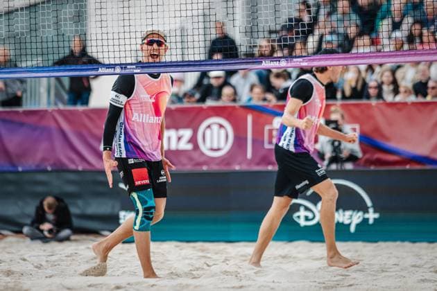Beachvolleyball Männer German Beach Tour 2024 Tourstop Bremen 09.06.2024 links jubelt Bennet Poniewaz Bremen Waterfront Bremen Deutschland