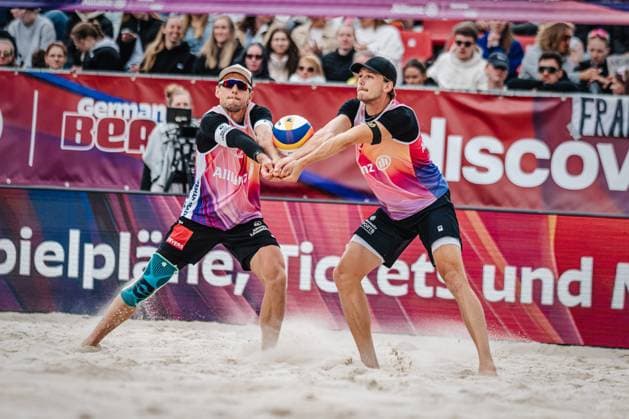 Beachvolleyball Männer German Beach Tour 2024 Tourstop Bremen 09.06.2024 v.l. Bennet Poniewaz und Paul Henning bei der Annahme Bremen Waterfront Bremen Deutschland