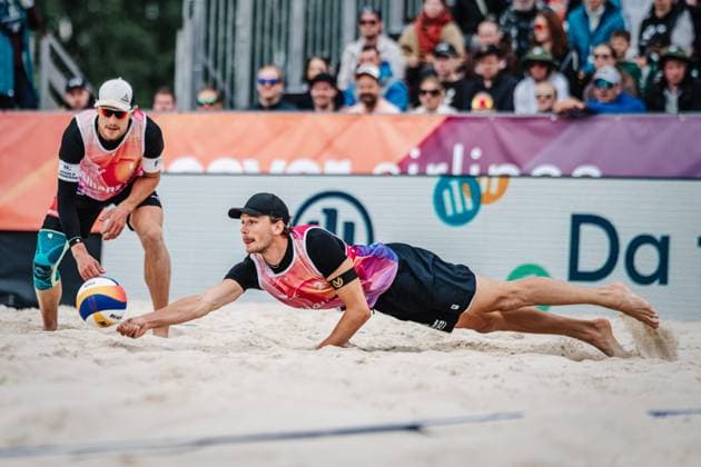 Beachvolleyball Männer German Beach Tour 2024 Tourstop Bremen 09.06.2024 Paul Henning macht sich lang für den Ball Bremen Waterfront Bremen Deutschland