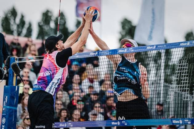 Beachvolleyball Männer German Beach Tour 2024 Tourstop Bremen 09.06.2024 Blockduell zwischen Paul Henning (links) und Philipp Huster (rechts) Bremen Waterfront Bremen Deutschland