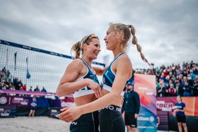 Beachvolleyball Frauen German Beach Tour 2024 Tourstop Bremen 09.06.2024 v.l. Kim van de Velde und Paula Schürholz umarmen sich nach dem Sieg Bremen Waterfront Bremen Deutschland