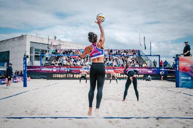 Beachvolleyball Frauen German Beach Tour 2024 Tourstop Bremen 09.06.2024 Thainara Mylena Feitosa de Oliveira (BRA) bei der Angabe Bremen Waterfront Bremen Deutschland