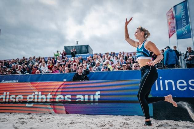 Beachvolleyball Frauen German Beach Tour 2024 Tourstop Bremen 09.06.2024 Kim van de Velde läuft in die volle Arena ein Bremen Waterfront Bremen Deutschland