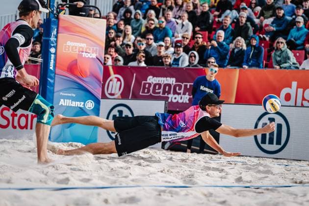 Beachvolleyball Männer German Beach Tour 2024 Tourstop Bremen 09.06.2024 Paul Henning springt zum Ball Bremen Waterfront Bremen Deutschland