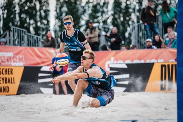 Beachvolleyball Männer German Beach Tour 2024 Tourstop Bremen 09.06.2024 Jonas Reinhardt nimmt den Ball an Bremen Waterfront Bremen Deutschland