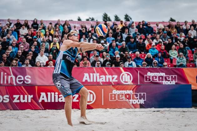 Beachvolleyball Männer German Beach Tour 2024 Tourstop Bremen 09.06.2024 Jonas Reinhardt nimmt den Ball an Bremen Waterfront Bremen Deutschland
