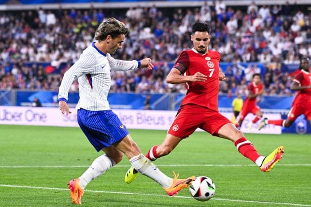 Antoine Griezmann ( 7 - France ) and Stephen EUSTAQUIO ( 7 - Canada ) during the Friendly match between France and Canada at Matmut Atlantique on June 09, 2024 in Bordeaux, France. ( Photo by federico pestellini panoramic ) - FOOTBALL : France vs Canada - Bordeaux - 09 06 2024 FedericoPestellini Panoramic 