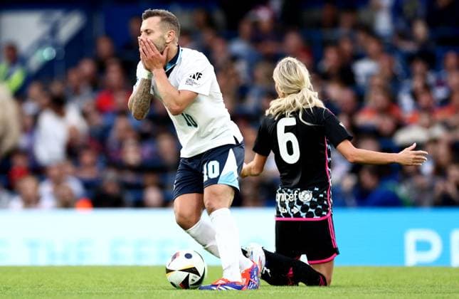 Sport Bilder des Tages Jack Wilshere of England reacts. England XI v World XI, Soccer Aid for Unicef 2024, Football, Stamford Bridge, London, UK, 09 Jun 2024 EDITORIAL USE ONLY No use with unauthorised audio, video, data, fixture lists, club league logos or live services. Online in-match use limited to 120 images, no video emulation. No use in betting, games or single club league player publications.  Copyright: xJamesxMarsh Shutterstockx 14523637bv