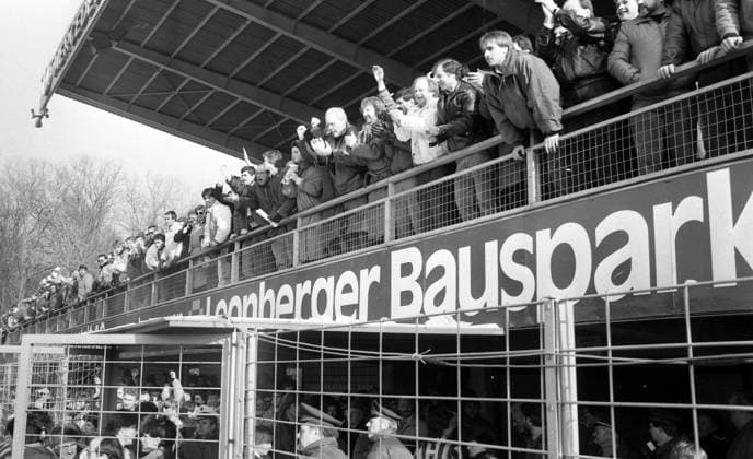 Archivbilder der Woche SPORT KW23 07.03.87 Stuttgarter Kickers - Eintracht Frankfurt Deutschland, Stuttgart, 07.03.1987, Fussball, DFB-Pokal, Viertelfinale, Stuttgarter Kickers- Eintracht Frankfurt (3:1): Zuschauer Fans Waldau Stadion. *** 07 03 87 Stuttgarter Kickers Eintracht Frankfurt Germany, Stuttgart, 07 03 1987, Soccer, DFB Pokal, Quarterfinal, Stuttgarter Kickers Eintracht Frankfurt 3 1 Spectators Fans Waldau Stadion