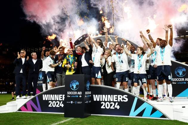 Team England celebrate after winning Soccer Aid 2024. England XI v World XI, Soccer Aid for Unicef 2024, Football, Stamford Bridge, London, UK, 09 Jun 2024 EDITORIAL USE ONLY No use with unauthorised audio, video, data, fixture lists, club league logos or live services. Online in-match use limited to 120 images, no video emulation. No use in betting, games or single club league player publications.  Copyright: xJamesxMarsh Shutterstockx 14523637ea