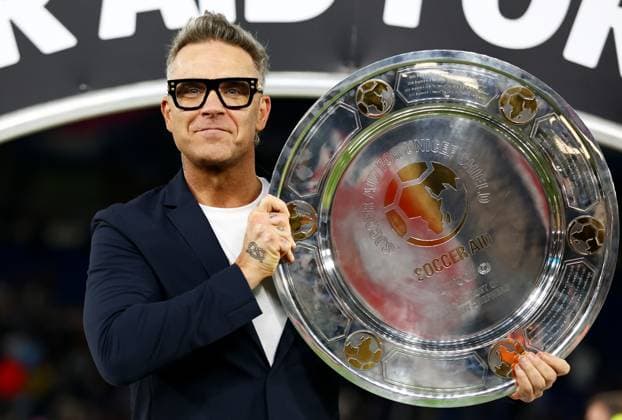 England Coach Robbie Williams celebrates with the trophy. England XI v World XI, Soccer Aid for Unicef 2024, Football, Stamford Bridge, London, UK, 09 Jun 2024 EDITORIAL USE ONLY No use with unauthorised audio, video, data, fixture lists, club league logos or live services. Online in-match use limited to 120 images, no video emulation. No use in betting, games or single club league player publications.  Copyright: xJamesxMarsh Shutterstockx 14523637ef