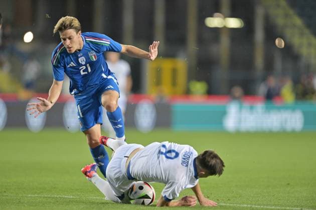 9th June 2024; Stadio Carlo Castellani, Empoli, Italy; International Football Friendly, Italy versus Bosnia Herzegovina; Nicolo Fagioli of Italy tussles with Armin Gigovic of Bosnia and Herzegovina  ActionPlus12652998 AllxShotxLive