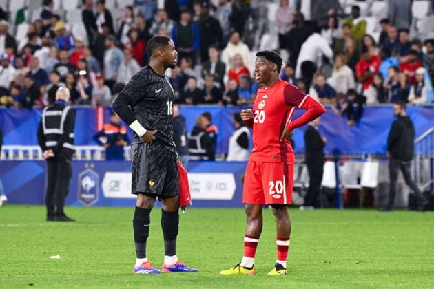 Mike Maignan ( 16 - France ) talks with Jonathan DAVID ( 20 - Canada ) during the Friendly match between France and Canada at Matmut Atlantique on June 09, 2024 in Bordeaux, France. ( Photo by federico pestellini panoramic ) - FOOTBALL : France vs Canada - Bordeaux - 09 06 2024 FedericoPestellini Panoramic 
