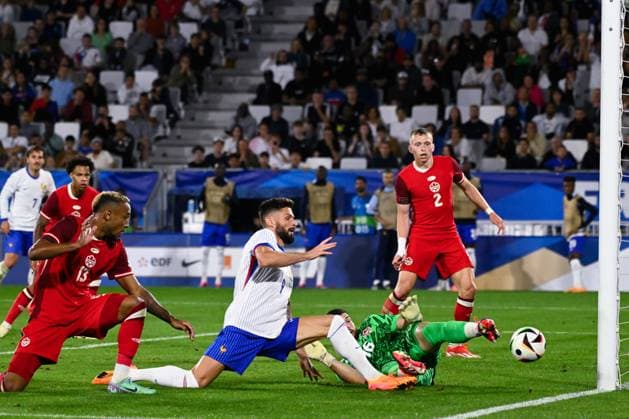 Olivier Giroud ( 9 - France ) and Maxime CREPEAU ( 16 - Canada ) during the Friendly match between France and Canada at Matmut Atlantique on June 09, 2024 in Bordeaux, France. ( Photo by federico pestellini panoramic ) - FOOTBALL : France vs Canada - Bordeaux - 09 06 2024 FedericoPestellini Panoramic 