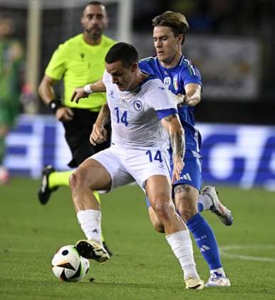 (240610) -- EMPOLI, June 10, 2024 -- Italy s Nicolo Fagioli (R) vies with Bosnia and Herzegovina s Dario Saric during a friendly match between Italy and Bosnia and Herzegovina in Empoli, Italy, June 9, 2024. (Photo by Xinhua) (SP)ITALY-EMPOLI-FOOTBALL-FRIENDLY MATCH-ITALY VS BOSNIA AND HERZEGOVINA AlbertoxLingria 