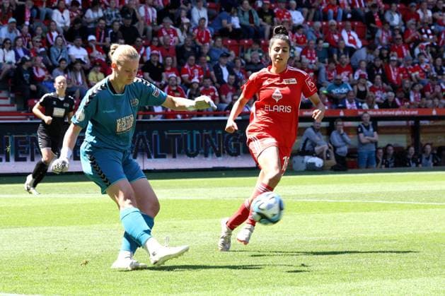 DEU, Region, Frauen, 1.FC Union vs. Henstedt-Ulzburg, 09.06.2024, Stadion Alte Foersterei, Berlin, DEU, Region, Frauen, 1.FC Union vs. Henstedt-Ulzburg, im Bild:Sarah Abu Sabbah (1.FC Union Berlin 16), Anneke Klaas (Henstedt-Ulzburg 32) DFL - regulations prohibit any use of Photographs as image sequences and or quasi-video Foto: Juergen Engler nordphoto GmbH