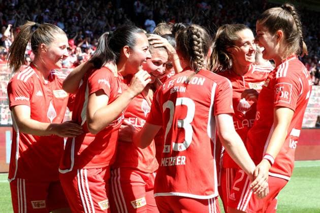 DEU, Region, Frauen, 1.FC Union vs. Henstedt-Ulzburg, 09.06.2024, Stadion Alte Foersterei, Berlin, DEU, Region, Frauen, 1.FC Union vs. Henstedt-Ulzburg, im Bild: 7:0 durch Dina Sophia Orschmannin (1.FC Union Berlin 25), Unioner-Spielerkreis DFL - regulations prohibit any use of Photographs as image sequences and or quasi-video Foto: Juergen Engler nordphoto GmbH