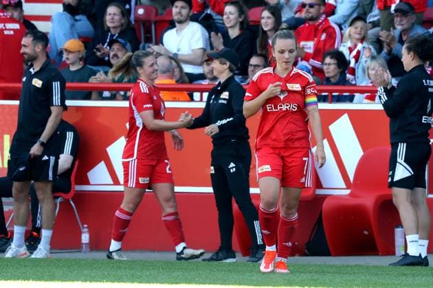DEU, Region, Frauen, 1.FC Union vs. Henstedt-Ulzburg, 09.06.2024, Stadion Alte Foersterei, Berlin, DEU, Region, Frauen, 1.FC Union vs. Henstedt-Ulzburg, im Bild: Cheftrainerin Lilien Poese (1.FC Union Berlin), Dina Sophia Orschmannin (1.FC Union Berlin 25), Lisa Heiseler (1.FC Union Berlin 7) DFL - regulations prohibit any use of Photographs as image sequences and or quasi-video Foto: Juergen Engler nordphoto GmbH