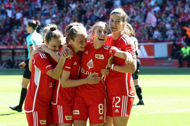 DEU, Region, Frauen, 1.FC Union vs. Henstedt-Ulzburg, 09.06.2024, Stadion Alte Foersterei, Berlin, DEU, Region, Frauen, 1.FC Union vs. Henstedt-Ulzburg, im Bild: 8:0 durch Lisa Goersdorf (1.FC Union Berlin 8), Unioner-Spielerinen DFL - regulations prohibit any use of Photographs as image sequences and or quasi-video Foto: Juergen Engler nordphoto GmbH