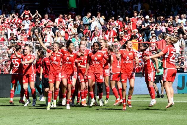 DEU, Region, Frauen, 1.FC Union vs. Henstedt-Ulzburg, 09.06.2024, Stadion Alte Foersterei, Berlin, DEU, Region, Frauen, 1.FC Union vs. Henstedt-Ulzburg, im Bild: Unioner-Spielerkreis, Zuschauer, Besucher, Fans DFL - regulations prohibit any use of Photographs as image sequences and or quasi-video Foto: Juergen Engler nordphoto GmbH