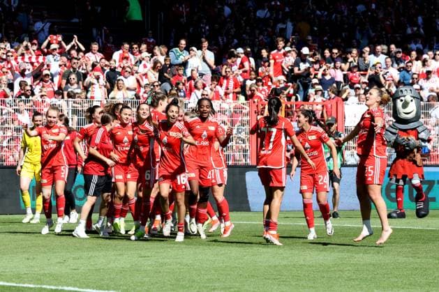 DEU, Region, Frauen, 1.FC Union vs. Henstedt-Ulzburg, 09.06.2024, Stadion Alte Foersterei, Berlin, DEU, Region, Frauen, 1.FC Union vs. Henstedt-Ulzburg, im Bild: Unioner-Spielerkreis, Zuschauer, Besucher, Fans DFL - regulations prohibit any use of Photographs as image sequences and or quasi-video Foto: Juergen Engler nordphoto GmbH