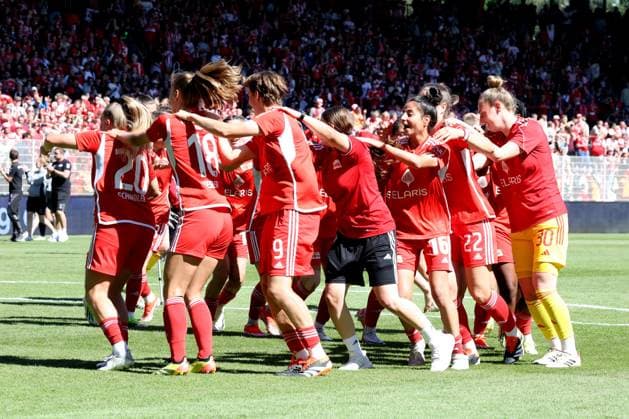DEU, Region, Frauen, 1.FC Union vs. Henstedt-Ulzburg, 09.06.2024, Stadion Alte Foersterei, Berlin, DEU, Region, Frauen, 1.FC Union vs. Henstedt-Ulzburg, im Bild: Unioner-Spielerkreis, Zuschauer, Besucher, Fans DFL - regulations prohibit any use of Photographs as image sequences and or quasi-video Foto: Juergen Engler nordphoto GmbH
