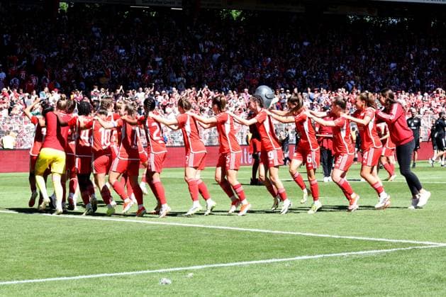 DEU, Region, Frauen, 1.FC Union vs. Henstedt-Ulzburg, 09.06.2024, Stadion Alte Foersterei, Berlin, DEU, Region, Frauen, 1.FC Union vs. Henstedt-Ulzburg, im Bild: Unioner-Spielerkreis, Zuschauer, Besucher, Fans DFL - regulations prohibit any use of Photographs as image sequences and or quasi-video Foto: Juergen Engler nordphoto GmbH