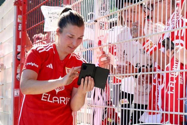 DEU, Region, Frauen, 1.FC Union vs. Henstedt-Ulzburg, 09.06.2024, Stadion Alte Foersterei, Berlin, DEU, Region, Frauen, 1.FC Union vs. Henstedt-Ulzburg, im Bild: Katja Oschmann(1.FC Union Berlin 55), Zuschauer, Besucher, Fans DFL - regulations prohibit any use of Photographs as image sequences and or quasi-video Foto: Juergen Engler nordphoto GmbH