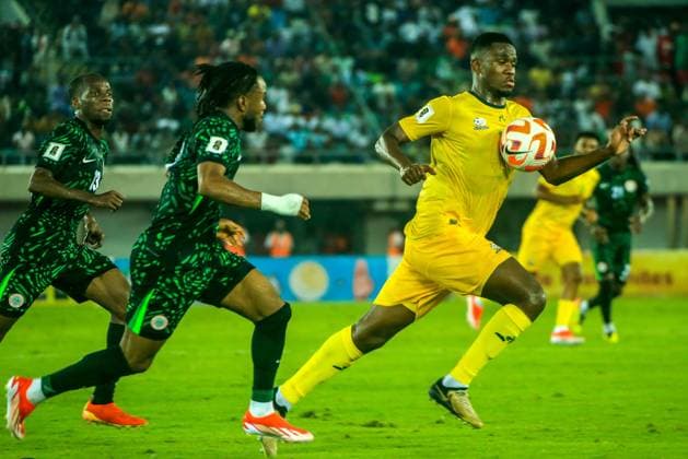 UYO, NIGERIA - JUNE 7: Yaya Sithole of South Africa and Alhassan Yusuf and Ademola Lookman of Nigeria during the 2026 FIFA World Cup, WM, Weltmeisterschaft, Fussball Qualifier match between Nigeria and South Africa at Goodswill Akpabio International Stadium on June 7, 2024 in Uyo, Nigeria. Photo by Oty Silas Copyright: xShengolpixsx