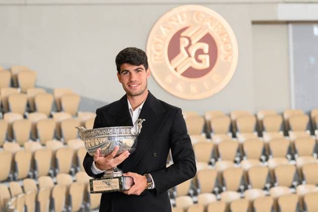 French Open - Carlos Alcaraz Trophy Photocall Carlos Alcaraz of Spain poses for a photo with the trophy after his victory in the Men s Singles Final match against Alexander Zverev of Germany in the 2024 French Open at Roland Garros on June 10, 2024 in Paris, France. Photo by Laurent Zabulon ABACAPRESS.COM Paris France  Copyright: xZabulonxLaurent ABACAx