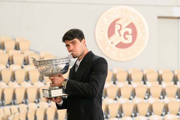 French Open - Carlos Alcaraz Trophy Photocall Carlos Alcaraz of Spain poses for a photo with the trophy after his victory in the Men s Singles Final match against Alexander Zverev of Germany in the 2024 French Open at Roland Garros on June 10, 2024 in Paris, France. Photo by Laurent Zabulon ABACAPRESS.COM Paris France  Copyright: xZabulonxLaurent ABACAx
