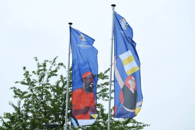UEFA EURO, EM, Europameisterschaft,Fussball 2024 - Stadium Open Media Days am 10.06.2024 in der Arena AufSchalke in Gelsenkirchen Flaggen vor der Arena AufSchalke