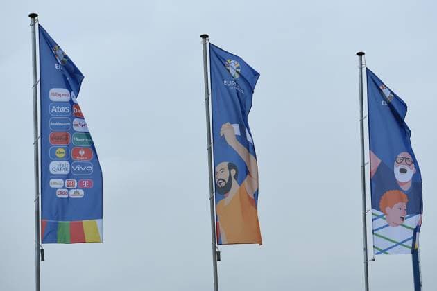 UEFA EURO, EM, Europameisterschaft,Fussball 2024 - Stadium Open Media Days am 10.06.2024 in der Arena AufSchalke in Gelsenkirchen Flaggen vor der Arena AufSchalke