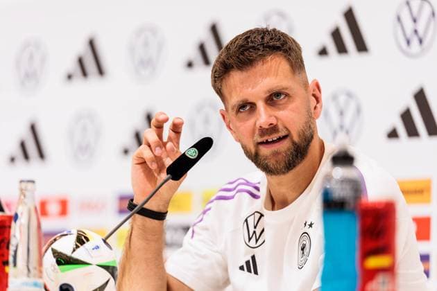 Sport Themen der Woche KW24 Sport Bilder des Tages Trainingslager Vorbereitung UEFA EURO 2024 Deutschland; 10.06.2024 Niclas Füllkrug (Deutschland, 9) gestikuliert Gänsefüsschen Trainingslager Vorbereitung UEFA EURO 2024 Deutschland - Pressekonferenz; HerzoBase, Herzogenaurach am 10.06.2024 *** Training camp preparation UEFA EURO 2024 Germany 10 06 2024 Niclas Füllkrug Germany, 9 gestures goose feet Training camp preparation UEFA EURO 2024 Germany Press conference HerzoBase, Herzogenaurach on 10 06 2024 Copyright: xBEAUTIFULxSPORTS Wunderlx