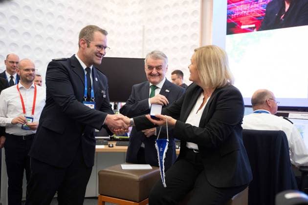 Nancy FAESER, Bundesinnenministerin, SPD, und Herbert REUL, CDU, Innenminister, Minister des Innern des Landes Nordrhein-Westfalen, besuchen das IPCC, Oliver STRUDTHOFF, links, Leiter des IPCC, ueberreicht ein Geschenk, Eroeffnung des IPCC International Police cooperation Center fuer die UEFA Fussball Europameisterschaft 2024, , Neuss, am 10.06.2024. Â