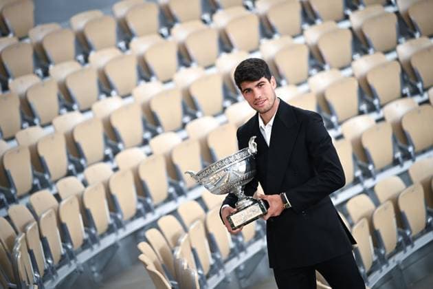 Carlos Alcaraz poses with his trophy the day after his victory. Carlos Alcaraz pose avec son trophee au lendemain de sa victoire a Roland-Garros. Carlos Alcaraz pose avec son trophÃ e dans les gradins du Court Philippe Chatrier au lendemain de sa victoire au tournoi de Roland Garros 2024 306091 2024-06-10 Alcaraz, Carlos  Copyright: xLionelxGuericolas MPPx 0536151627st