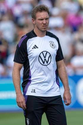 Fussball: Nationalmannschaft, oeffentliches Training am 10.06.2024 in Herzogenaurach. Julian Nagelsmann (Nationalmannschaft Deutschland, Trainer) beobachtet nachdenklich das oeffentliche Training. Wichtiger Hinweis: Gemaess den Vorgaben der FIFA bzw. der UEFA ist es untersagt, in dem Stadion und oder vom Spiel angefertigte Fotoaufnahmen in Form von Sequenzbildern und oder videoaehnlichen Fotostrecken zu verwerten bzw. verwerten zu lassen. Foto: Kirchner-Media DI Copyright: xKirchner-Media DIx